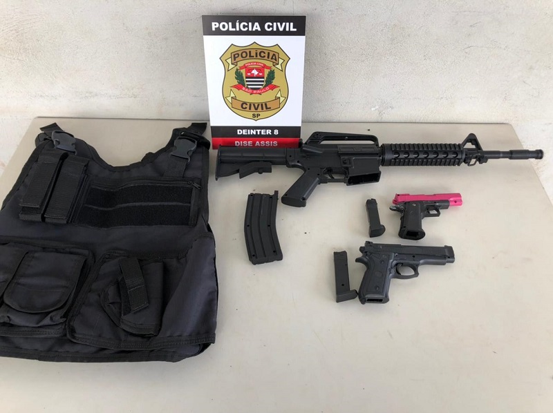 PC apreende drogas, simulacros de arma de fogo e capa de colete balístico em Assis