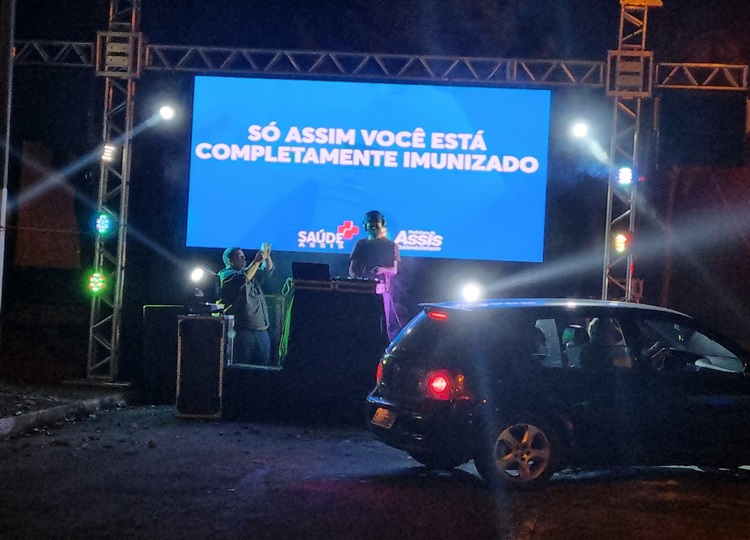 Vacinafest vira à madrugada e imuniza mais de 2.500 pessoas contra a COVID-19 na Ficar