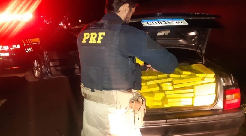 Motorista é preso ao ser flagrado com mais de 300 quilos de maconha dentro de carro na SP-270