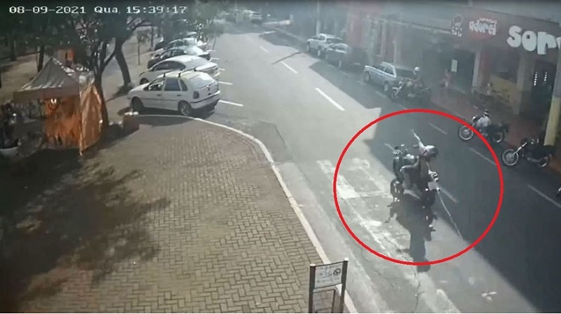 Motociclista cai após se enroscar em cabo da rede elétrica solto na rua