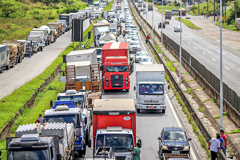 Pelo 2º dia consecutivo, caminhoneiros bloqueiam estradas em vários estados