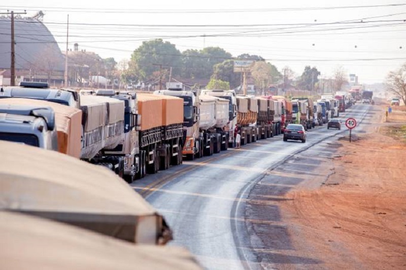 Greve dos caminhoneiros: Bolsonaro pede recuo, mas paralisação continua