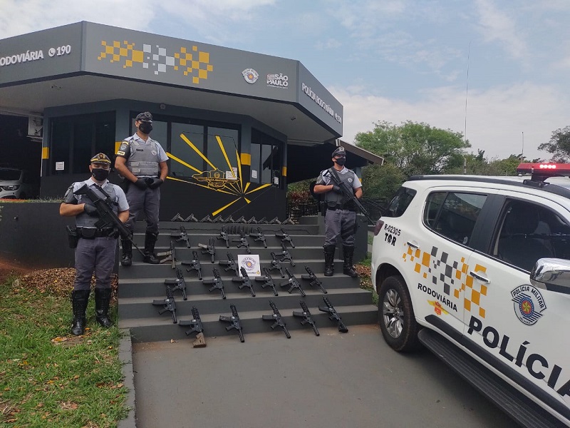Polícia Rodoviária de Assis apreende armamento pesado em estepe de caminhão