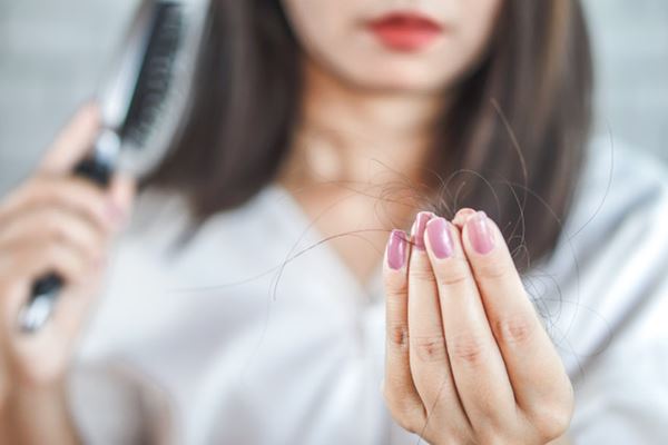 Covid-19: Sequelas podem aumentar queda de cabelos em mulheres