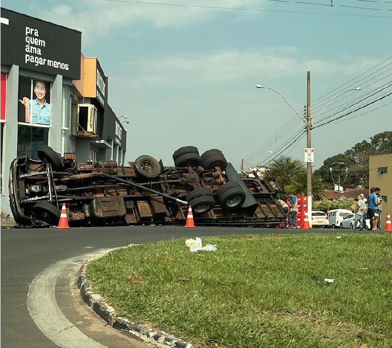 Caminhão tomba na rotatória da J. V e Otto Ribeiro, em Assis