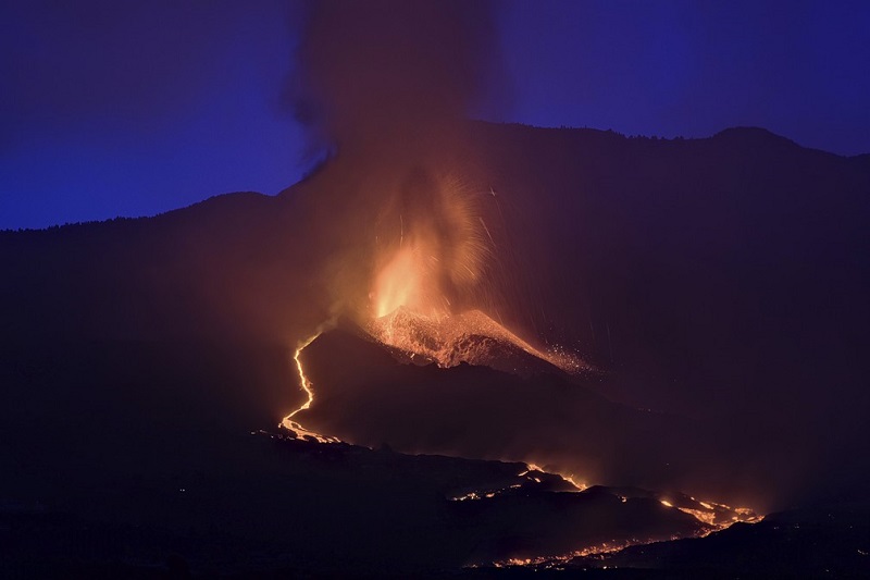 Lava de vulcão se aproxima do mar nas Canárias, e autoridades bloqueiam áreas perto da costa