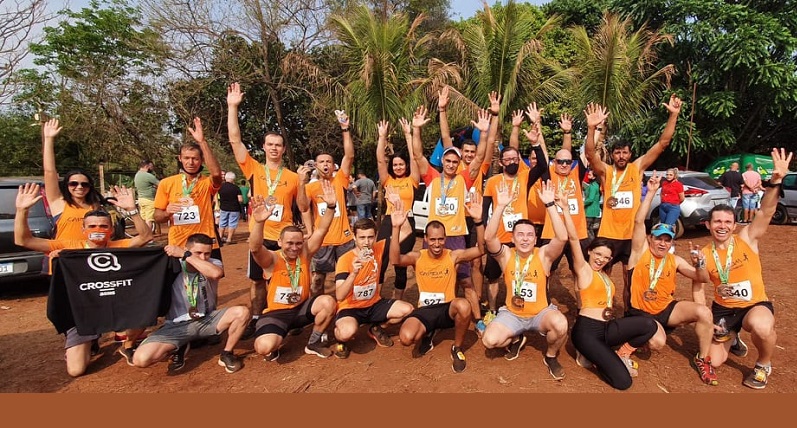 Equipe de corrida comemora a volta das provas