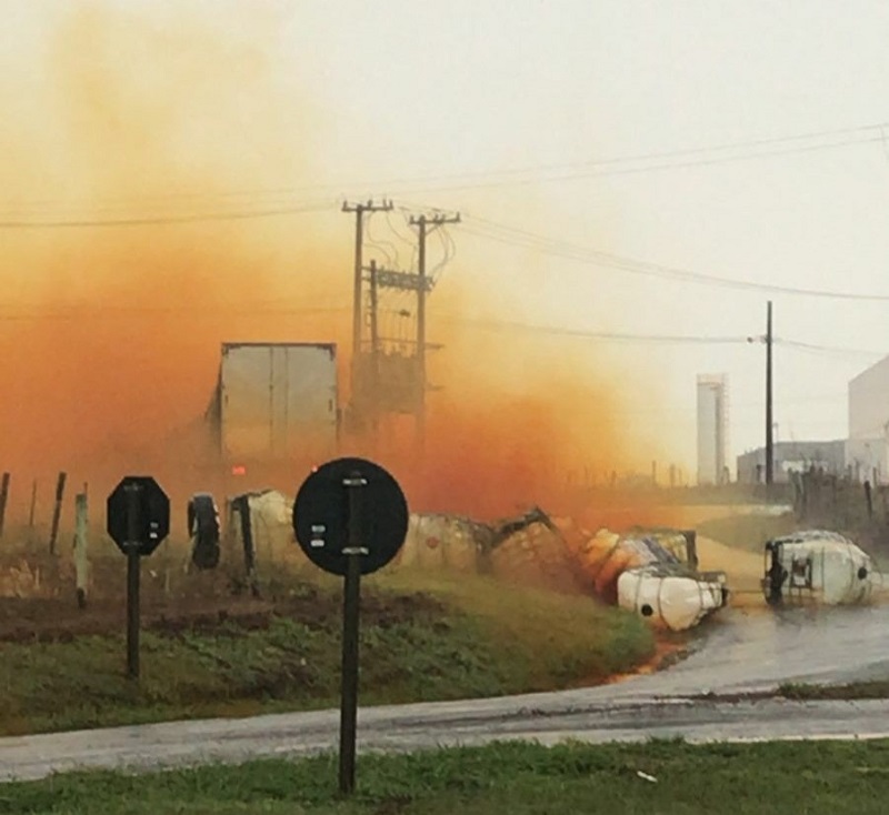 Tambores com produto químico caem de carreta em vicinal de Santa Cruz do Rio Pardo
