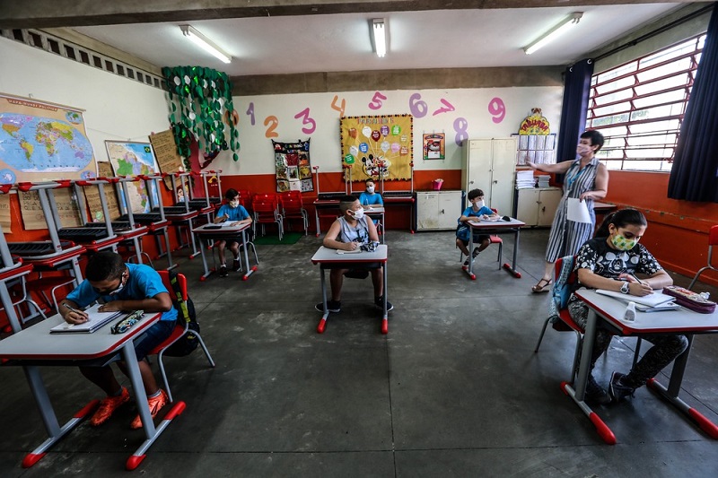 Aulas presenciais serão obrigatórias para 100% dos alunos em SP a partir de segunda-feira (18)