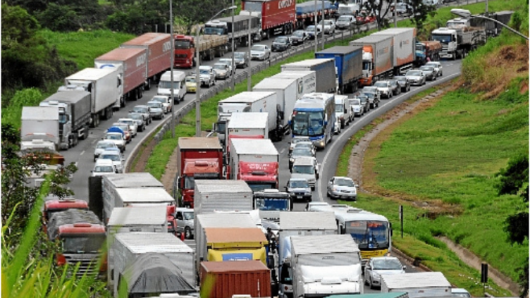 Caminhoneiros prometem greve no dia 1º se governo não baixar diesel