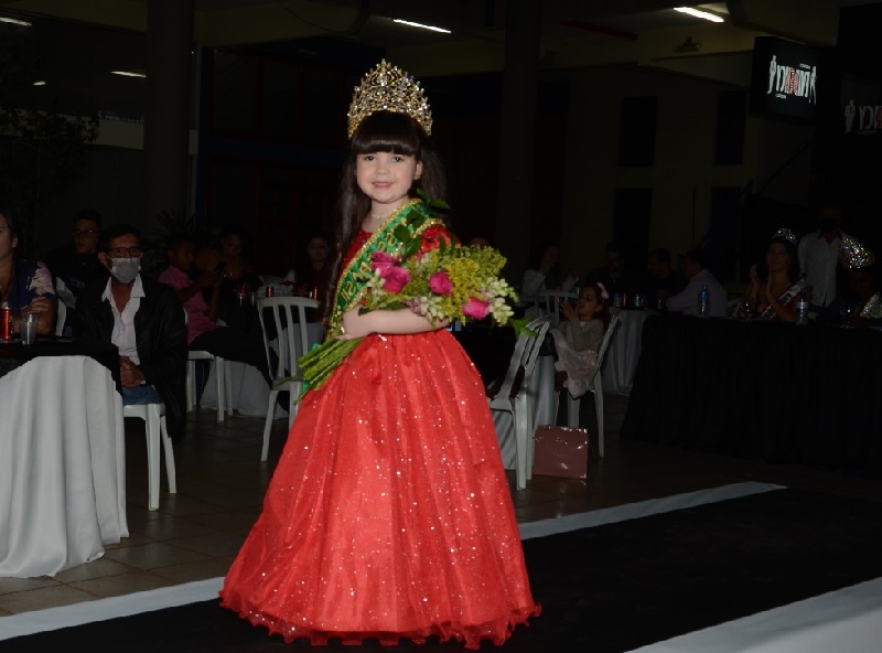 Assisense de quatro anos é coroada miss Brasil