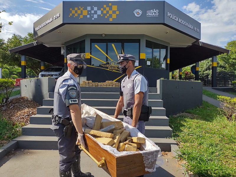 Ousadia: Motorista de guincho é detido em Assis com drogas em caixão de defunto