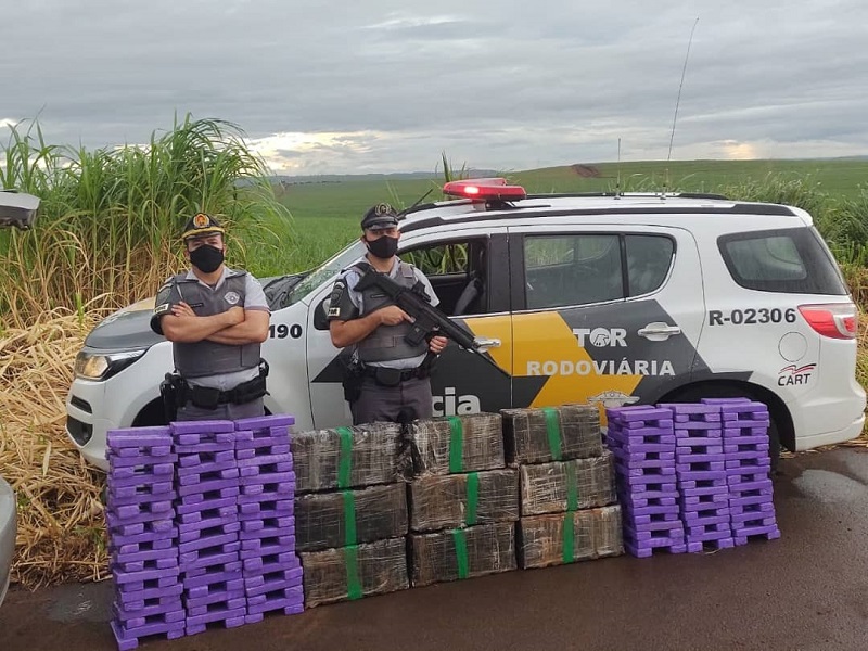 Policiamento rodoviário retira de circulação 478 tabletes de maconha na SP-270