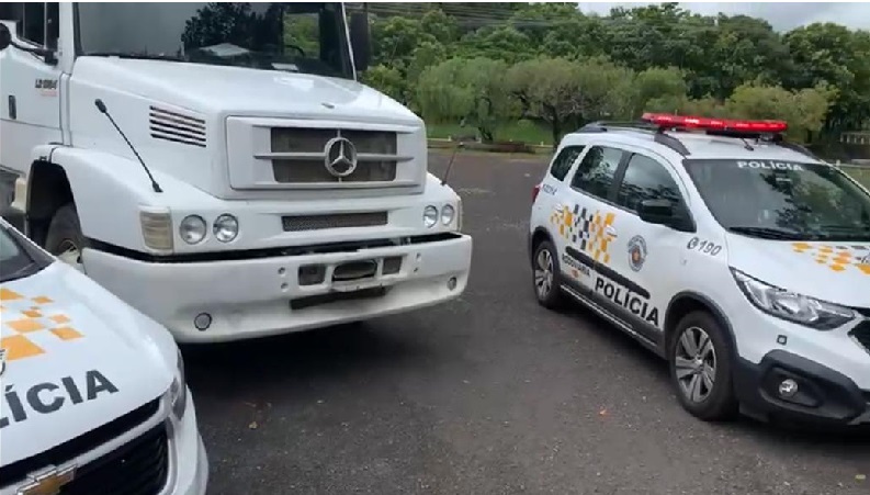 Caminhão roubado no Rio de Janeiro é recuperado pela Polícia Rodoviária de Assis