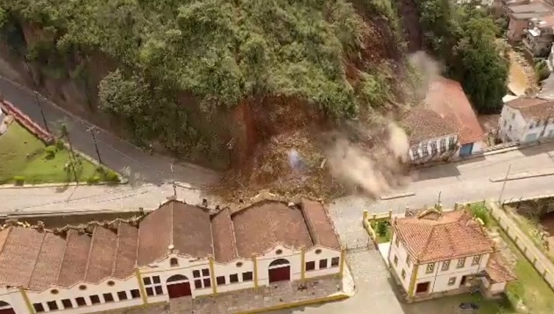 Deslizamento destrói casarão histórico em Ouro Preto