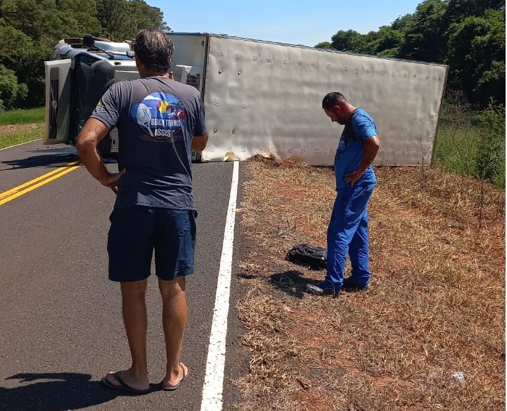 Caminhão tomba em lombada próxima ao Horto Florestal de Assis