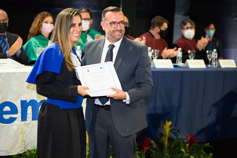Professora e aluno de Administração da FEMA recebem certificados de Honra ao Mérito