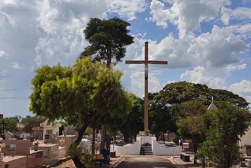 Responsáveis por sepulturas no Cemitério Municipal devem regularizar a situação