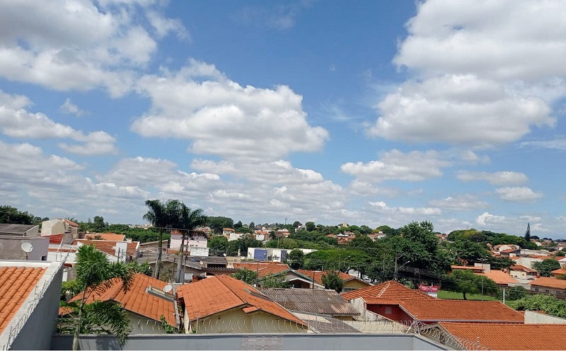 Ladrão leva a pior ao escalar telhados após invadir casa no centro de Assis