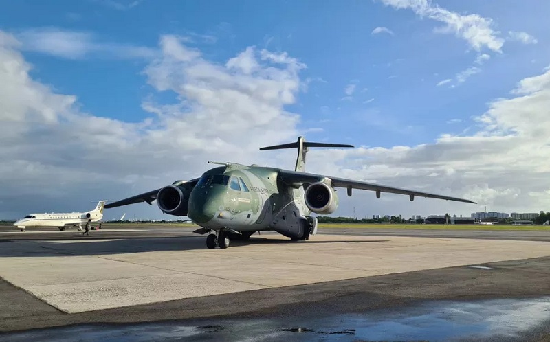 Avião da FAB com brasileiros e estrangeiros que estavam na Ucrânia chega ao Recife