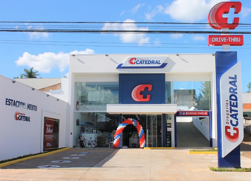 Drogaria Catedral, a primeira farmácia Drive-Thru da região