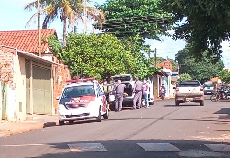 Pai esfaqueia filho em Tarumã-SP