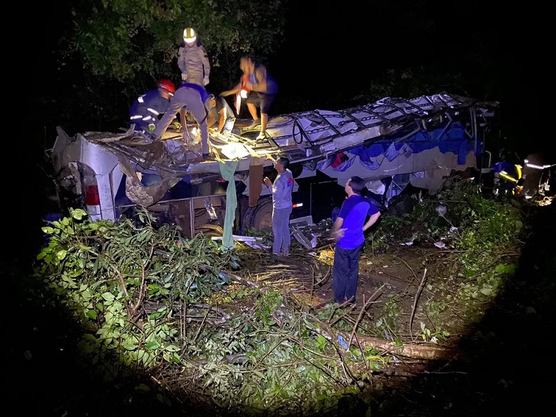 Ônibus cai em ribanceira e deixa 11 mortos e outros 20 feridos no PR