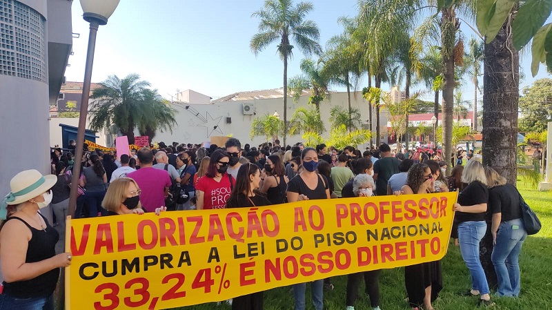 Professores iniciam greve em Assis e se manifestam no paço municipal