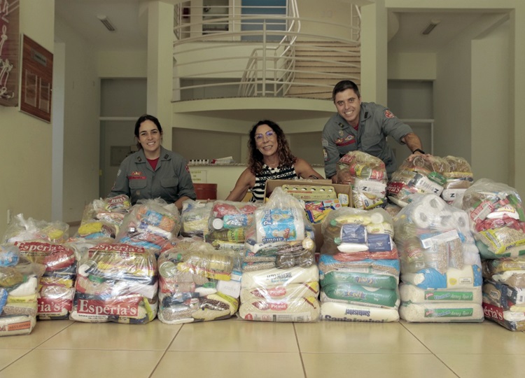 Corpo de Bombeiros de Assis doa 37 cestas básicas ao Fundo Social