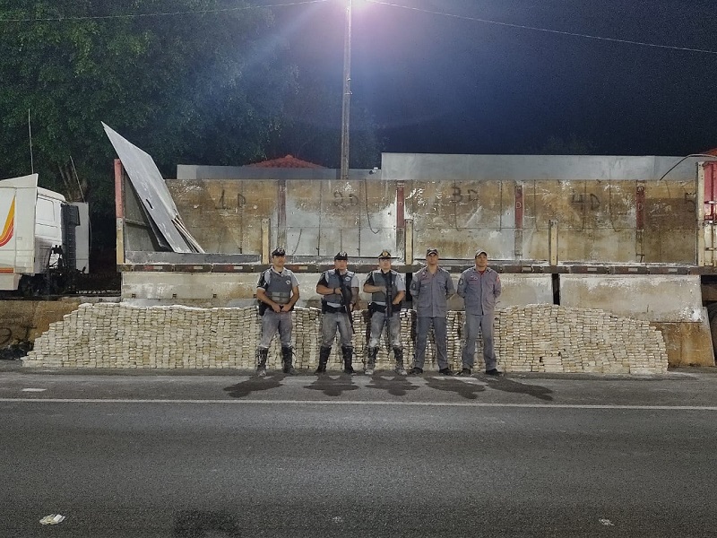 Policiamento rodoviário apreende 2 toneladas de maconha em carreta em Santa Cruz