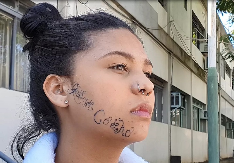 'Me matou por dentro', diz jovem tatuada à força com nome de ex-namorado em Taubaté