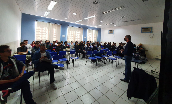 Tecnologia: Professor da FEMA ministra palestra na Etec de Assis