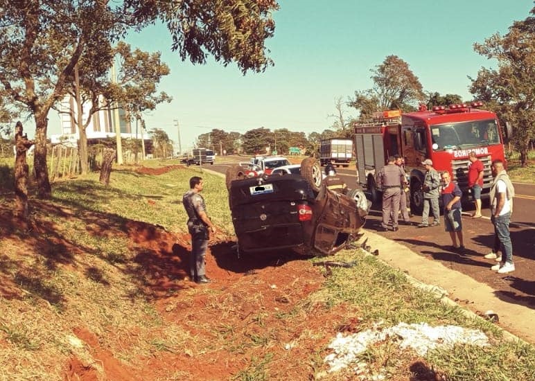 Carro com quatro jovens capota entre Assis/Platina neste domingo