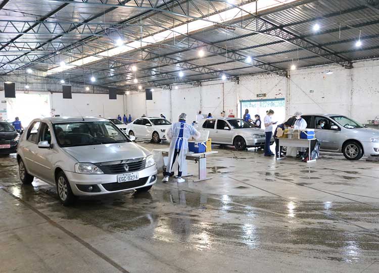 Saúde fará drive-thru para vacinar toda população contra gripe e COVID-19 nesta segunda-feira, 6