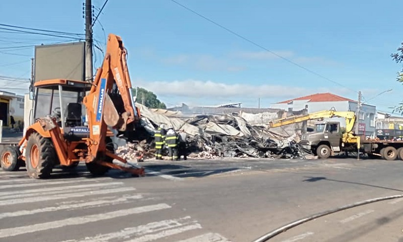 Incêndio destrói Radial Pneus, na madrugada deste domingo, 26