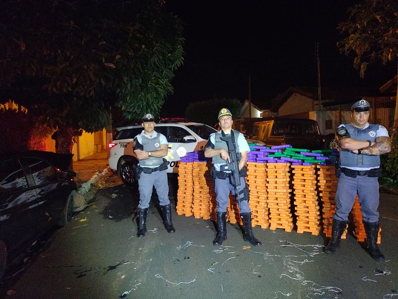 Traficante colide em árvore e abandona o veículo cheio de drogas