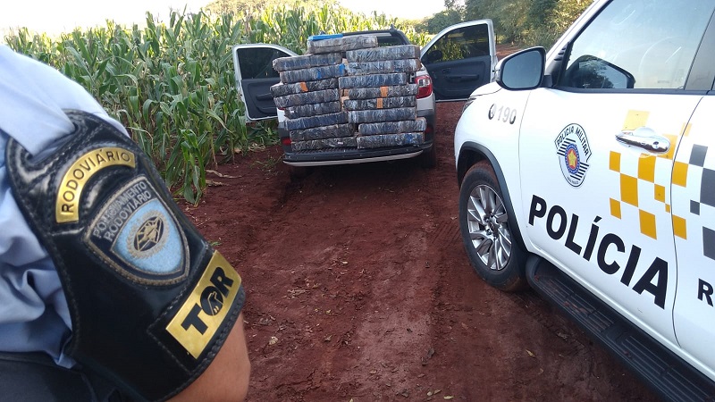 Paraguaçu: Traficante foge da polícia e abandona 323 tabletes de maconha