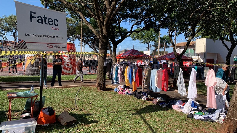 Fatec Assis doa roupas e calçados na praça da Prudenciana neste sábado