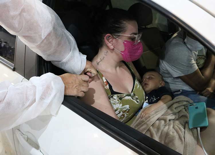 Saúde realiza drive-thru para vacinar contra COVID-19 e gripe na quarta-feira, 27