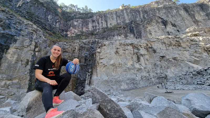 Assisense acerta cesta de basquete a 150m de altura