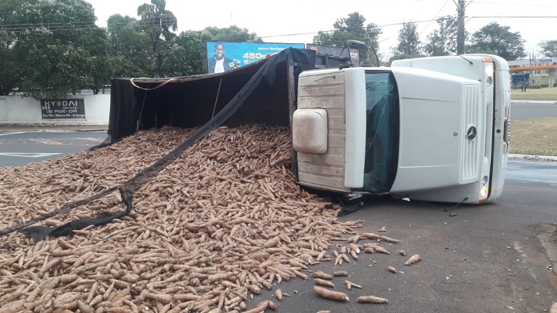 Caminhão carregado com mandioca tomba na rotatória da FEMA