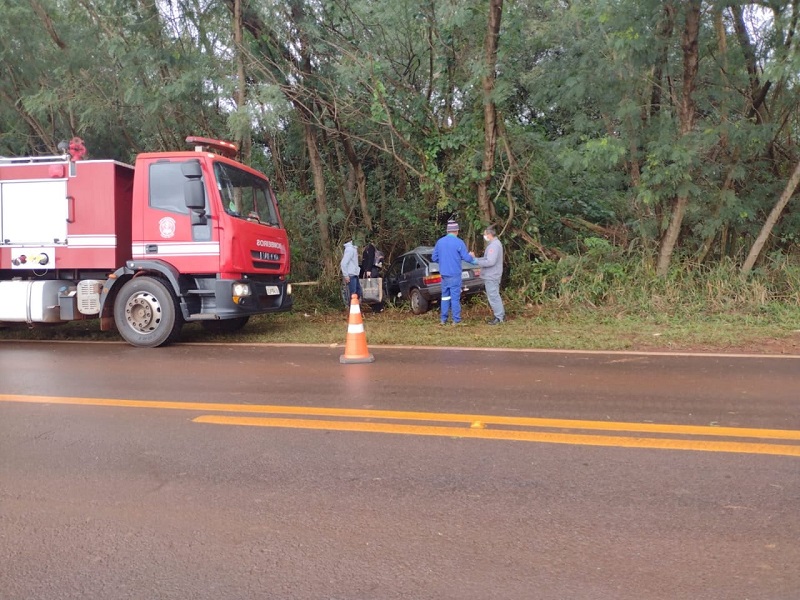 Jovem mulher perde o controle do carro em rodovia de Cândido Mota