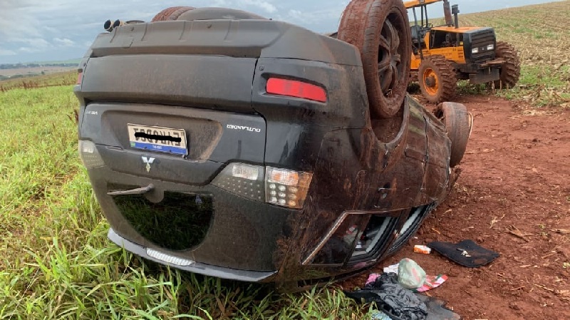 Assaltante em fuga capota caminhonete em São José das Laranjeiras-SP