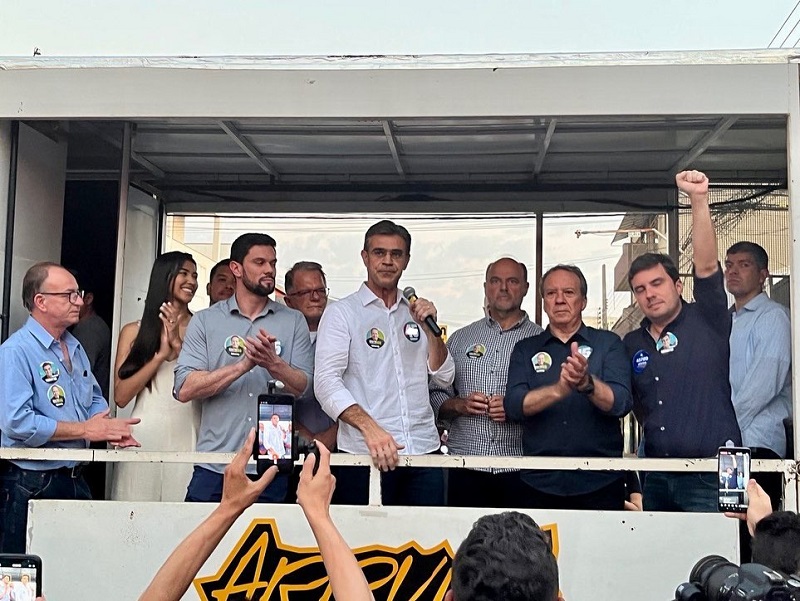 Governador Rodrigo Garcia e deputado Vinícius fazem carreata em Assis