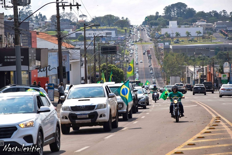 Manifestação pró-Bolsonaro tem grande adesão em Assis-SP