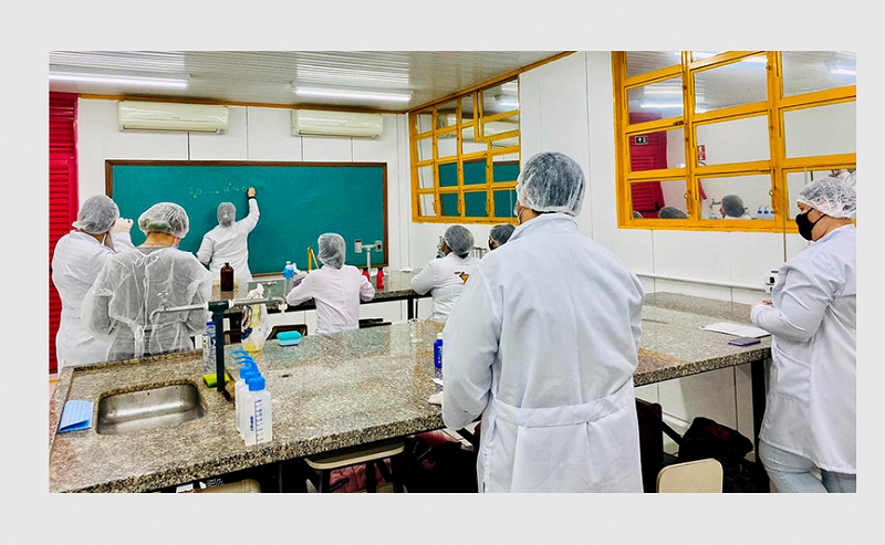 Estudantes do Centea realizam aula prática no laboratório de Química da FEMA