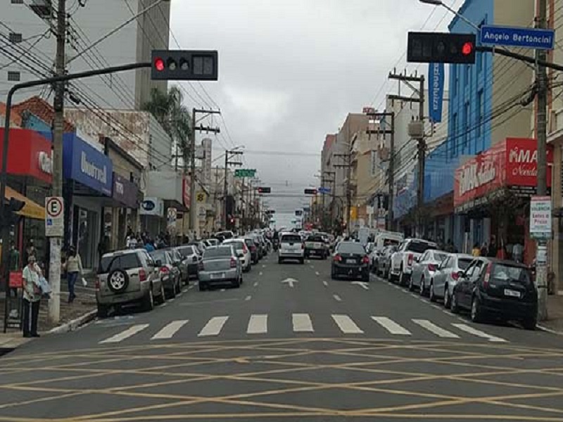 Comércio de Assis abre até às 22 horas nesta véspera de feriado