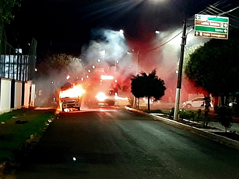 Incêndio interdita Avenida Galdino e assusta moradores de Paraguaçu
