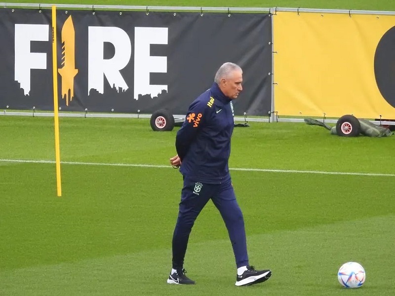 A uma semana da estreia, Tite deve definir hoje time titular