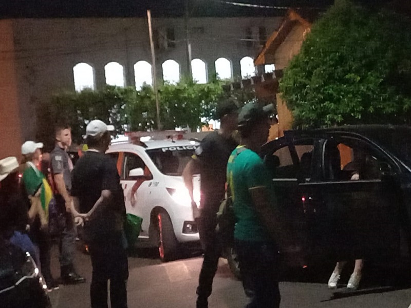 Motorista embriagada invade local de manifestação em frente ao TG de Assis